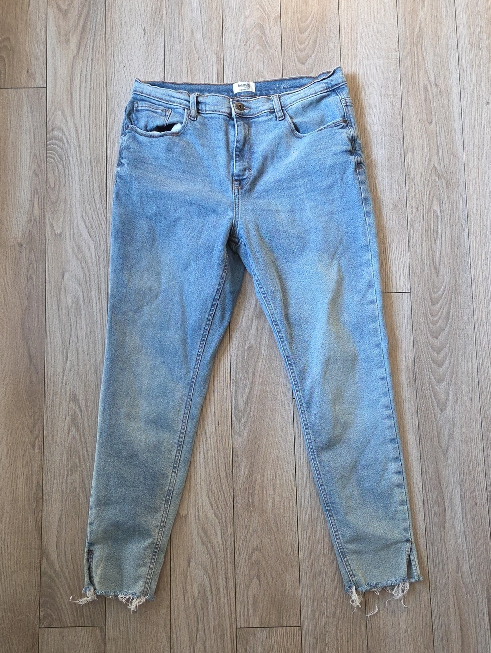 Kensie Jeans 12 / 31 Light Blue Cropped Ankle with Frayed Hem